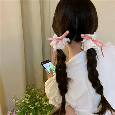 在塑料泡沫的男孩
